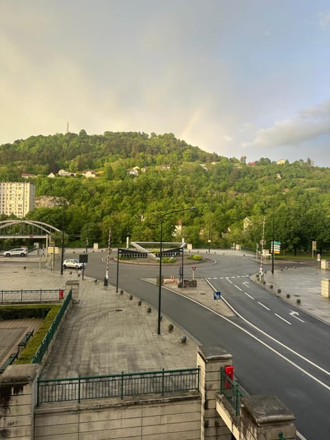 Neighbourhood, Mountain view, Location