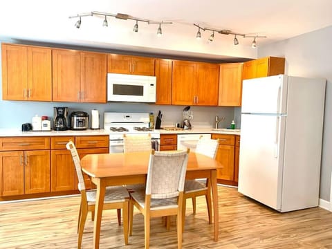 Coffee/tea facilities, Kitchen or kitchenette, dishwasher, oven, stove, toaster