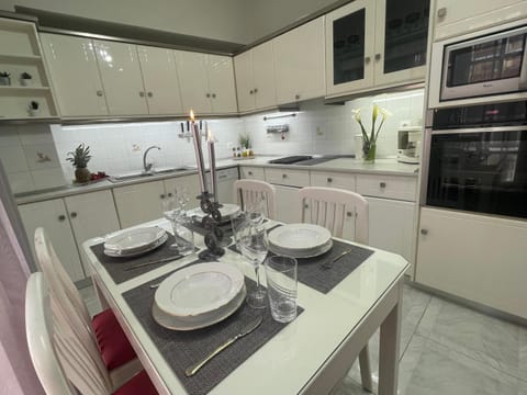 Kitchen or kitchenette, Dining area, dishwasher, minibar, pet friendly, stove