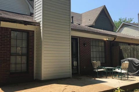 Cozy Bartlett home with garage, fenced backyard House in Memphis
