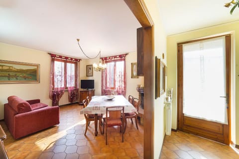 Communal lounge/ TV room, TV and multimedia, Living room, Seating area, Dining area, Evening entertainment