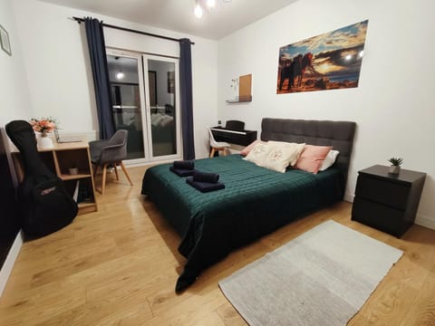 Photo of the whole room, Bedroom, furniture, internet