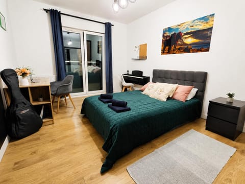 Bed, Seating area, Bedroom