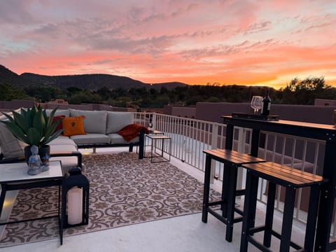 View (from property/room), Balcony/Terrace, Lounge or bar, Seating area, Mountain view, Sunset