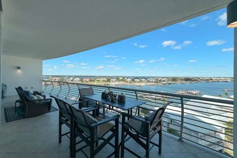 Day, View (from property/room), Balcony/Terrace, Seating area, Dining area, Lake view, River view