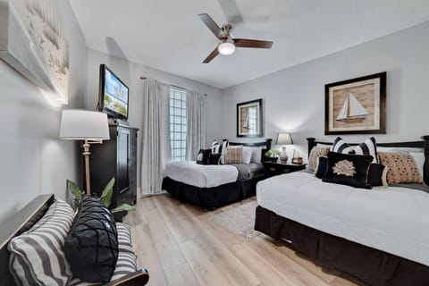 Bed, TV and multimedia, Photo of the whole room, Bedroom