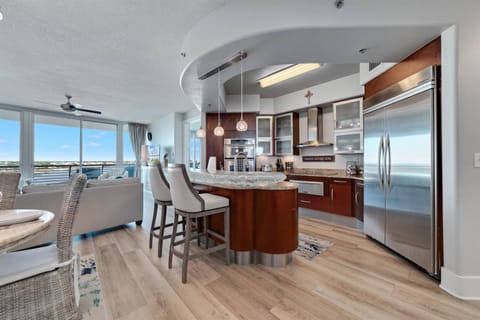 Bella Luna 708 - High-end Luxury on the 7th floor - Upscale 2 Bed 2 Bath Apartment in Ono Island