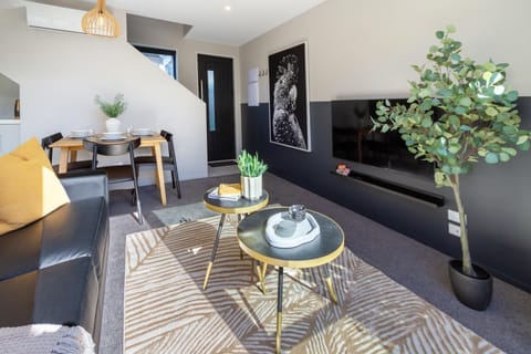 Facade/entrance, TV and multimedia, Living room, Photo of the whole room, Decorative detail, Dining area, air conditioner