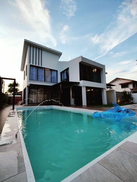 Swimming pool, Swimming pool