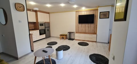 TV and multimedia, Kitchen or kitchenette, Living room, Dining area, stove