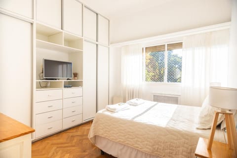 Bed, TV and multimedia, Photo of the whole room, Bedroom, towels, wardrobe, air conditioner