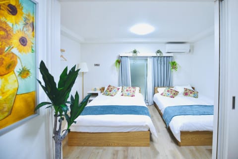 Photo of the whole room, Bedroom