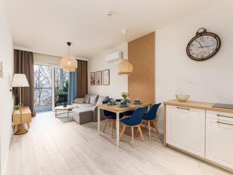 Kitchen or kitchenette, Living room, Seating area, Dining area