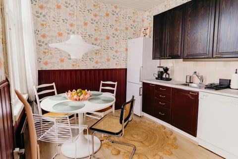 Coffee/tea facilities, Kitchen or kitchenette, Dining area, minibar