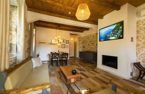 TV and multimedia, Living room, Seating area, Dining area