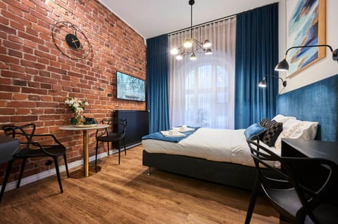 Bed, TV and multimedia, Living room, Photo of the whole room