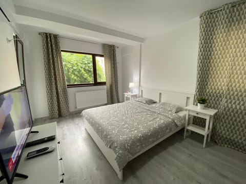Bed, TV and multimedia, Photo of the whole room, Bedroom, hair dresser