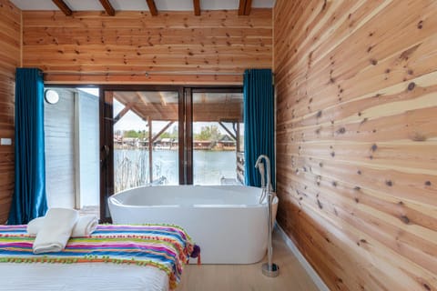 Bed, Hot Tub, Hot Tub, Bedroom, River view, Bath