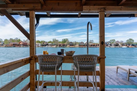 Patio, View (from property/room), Balcony/Terrace, Dining area, River view