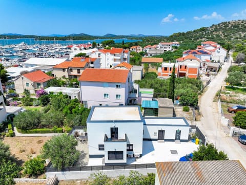 Property building, Day, Neighbourhood, Balcony/Terrace, Sea view, Location