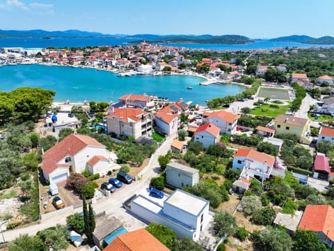 Property building, Day, Neighbourhood, Natural landscape, Bird's eye view, Beach, Sea view, Location