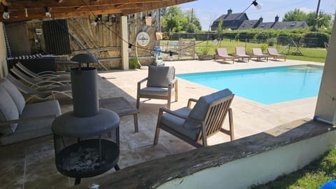 Maison de charme - 12 mn de la plage - Piscine chauffée - 8 personnes Villa in Normandy