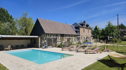 Maison de charme - 12 mn de la plage - Piscine chauffée - 8 personnes Villa in Normandy