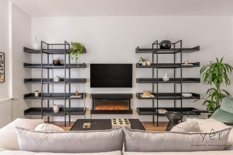 Communal lounge/ TV room, TV and multimedia, Living room, Seating area, Evening entertainment