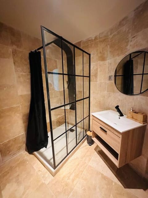 Shower, Bathroom, towels