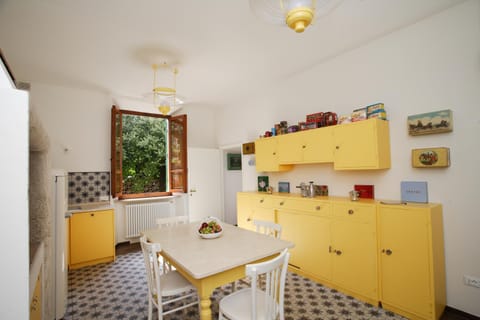 Kitchen or kitchenette, dishwasher, toaster, kitchen