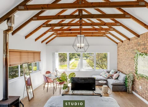 Bed, Seating area, Bedroom