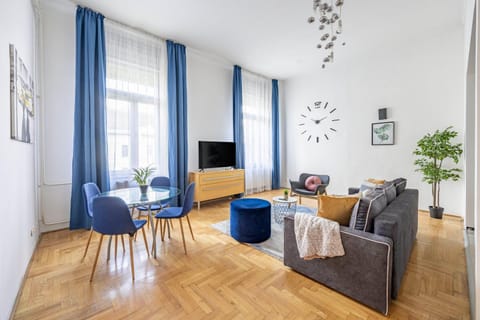 TV and multimedia, Living room, Seating area, Evening entertainment