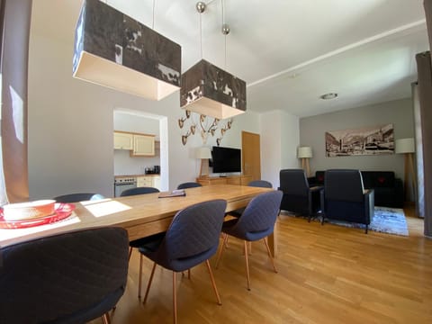 Communal lounge/ TV room, TV and multimedia, Kitchen or kitchenette, Living room, Seating area, Dining area