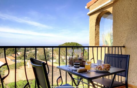 Patio, View (from property/room), Balcony/Terrace, Food and drinks