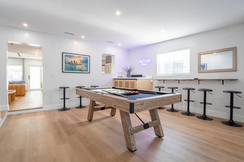Billiard, Game Room