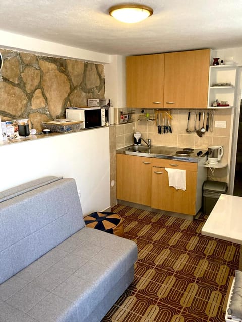 Kitchen or kitchenette, Seating area, Dining area, minibar, stove