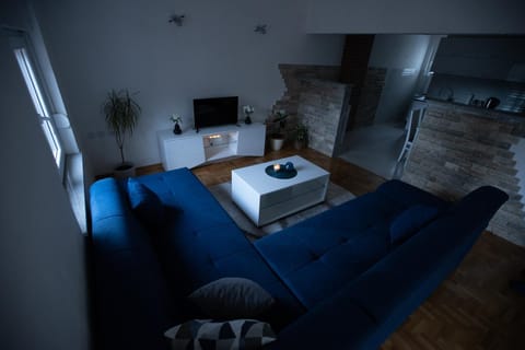 TV and multimedia, Living room, Photo of the whole room, Seating area, Bedroom