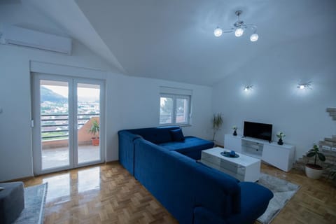 TV and multimedia, Living room, Photo of the whole room, Seating area, air conditioner