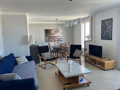 Communal lounge/ TV room, TV and multimedia, Living room, Seating area, Dining area