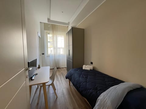 Bed, TV and multimedia, Photo of the whole room, Bedroom, hair dresser