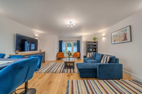 Spacious Modern 2-bed Parking & Wi-Fi & 65"OLED Apartment in Bristol
