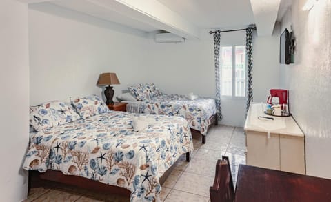Bed, TV and multimedia, Coffee/tea facilities, Photo of the whole room, Bedroom, air conditioner