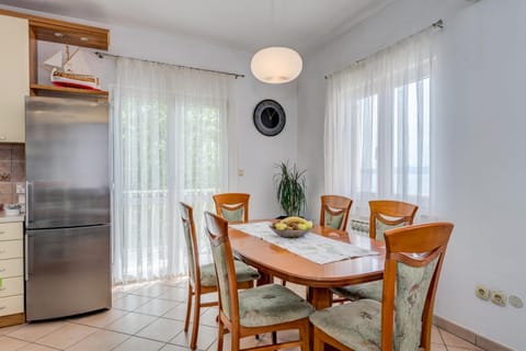 Apartment Krilo Jesenice Apartment in Split-Dalmatia County