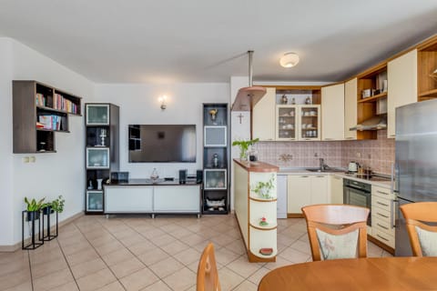 Apartment Krilo Jesenice Apartment in Split-Dalmatia County
