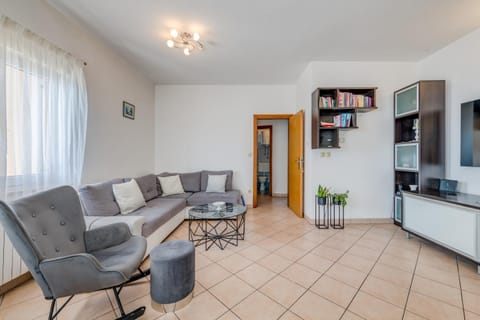 Apartment Krilo Jesenice Apartment in Split-Dalmatia County
