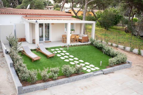 Property building, Day, Natural landscape, Garden, Garden view, sunbed