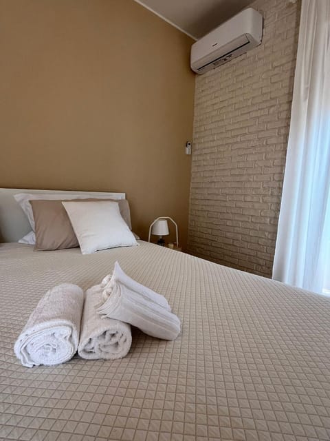 towels, air conditioner