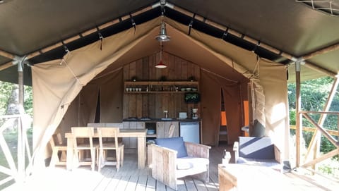 Photo of the whole room, Dining area