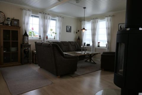 Holiday home by the sea with many activity opportunities House in Lofoten