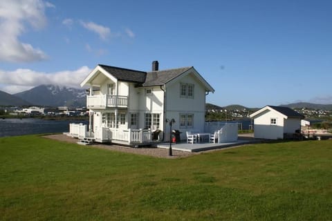 Holiday home by the sea with many activity opportunities House in Lofoten